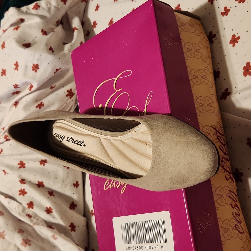Brand new size 8 stone easy street shoes